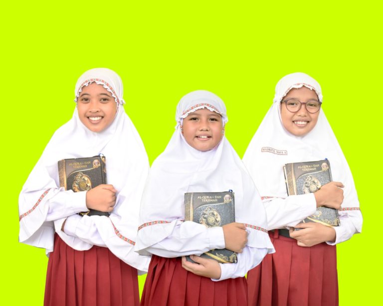 Para sisiwi SDIT Harum yang berprestasi di bidang musabaqah Al-Qur'an