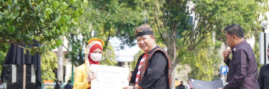 Raih Prestasi di FLS2N 2022, Siswi SDIT HARUM Jember Terima Penghargaan dari Bupati